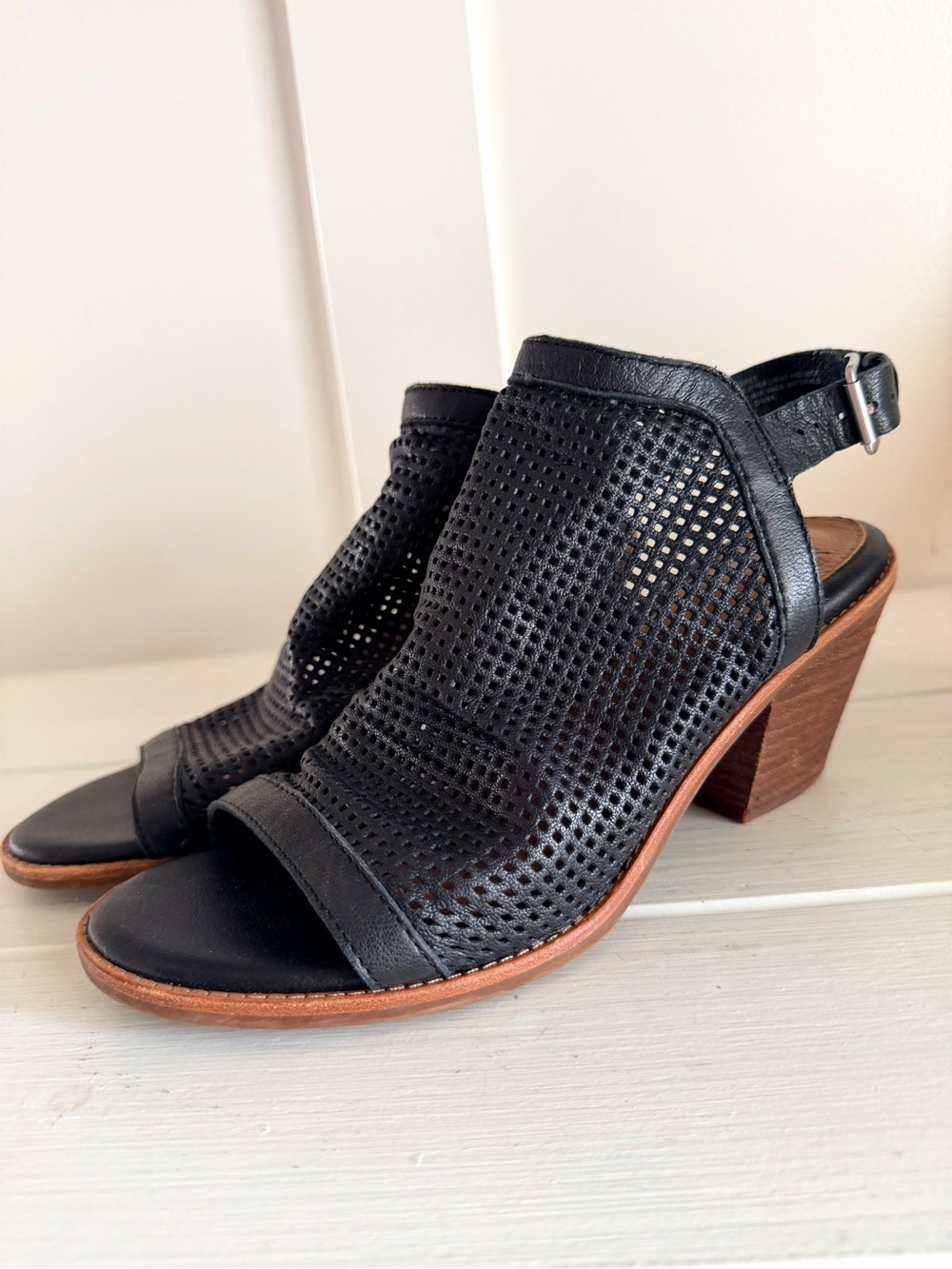 Sofft Milly Black Perforated Leather Slingback Block Heel Sandals Size 8M
